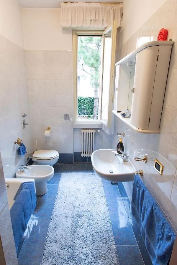 Villa grande con stanze, bagni e giardino Corbetta